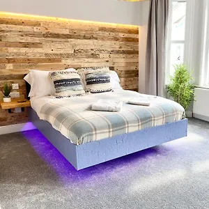 Gasthof Cloud9 - By Coastline Retreats - Newly Renovated, Beautiful Ensuite Near Seafront In Town Centre, Netflix, Superfast Wifi, Communal Kitchen, Bournemouth