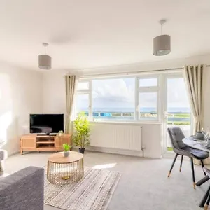 Large Sea View 2 Bedroom Sleeps 6 - Free Parking Bournemouth