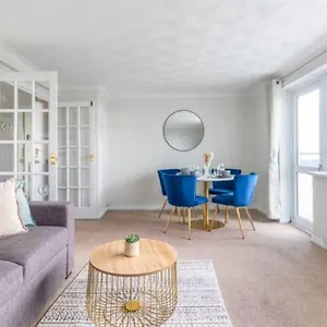 Trendy Sea View 2 Bedroom Sleeps 6 - Free Parking Bournemouth