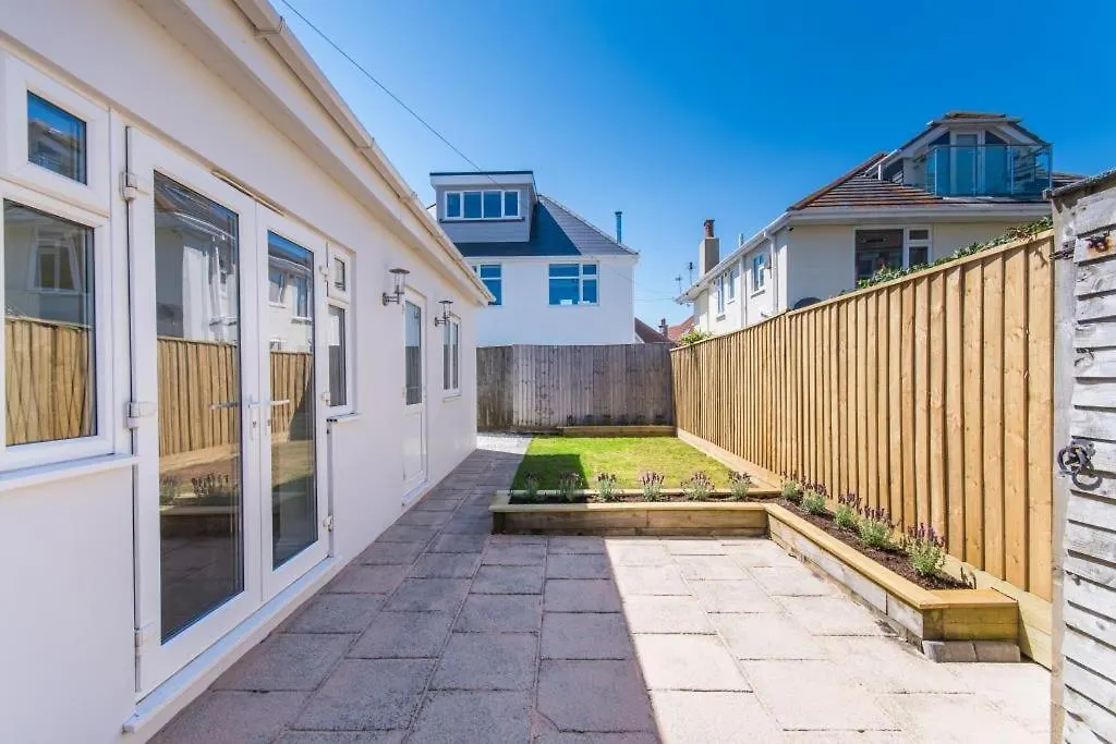 Bournecoast - Clifftop Apartment With Garden -Fm827 Bournemouth 0*,  United Kingdom