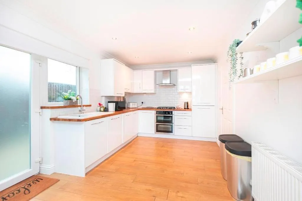 Bournecoast - Clifftop Apartment With Garden -Fm827 Bournemouth